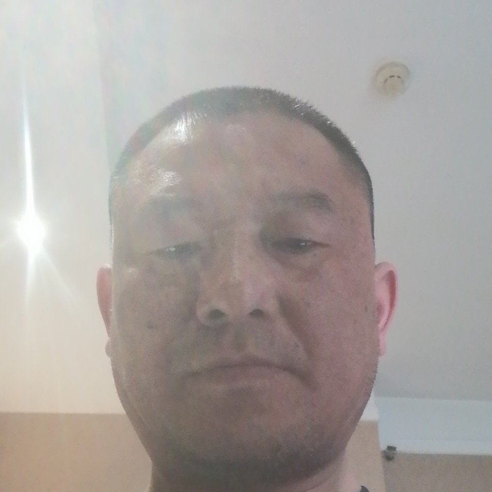 优雅拿花瓣的照片