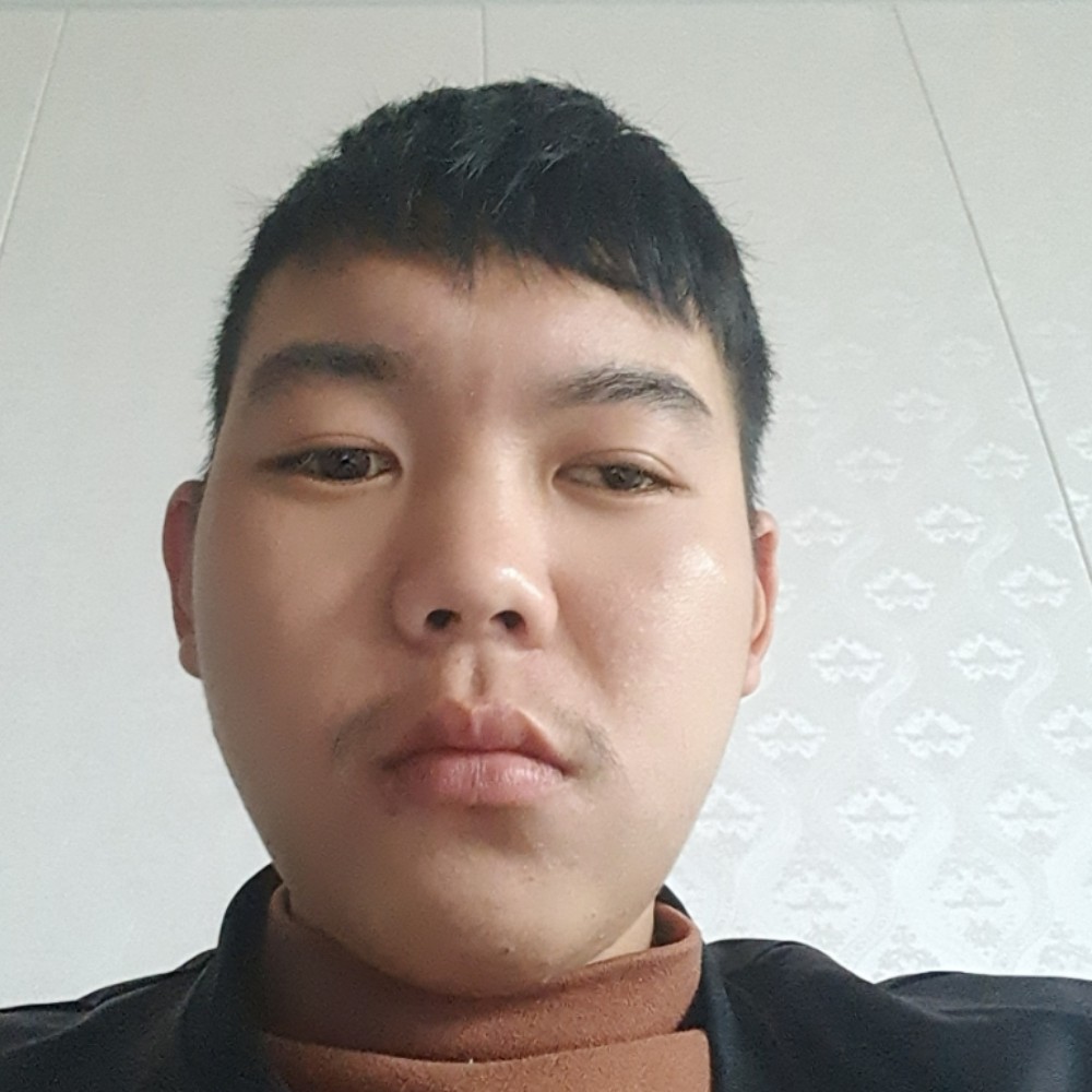 小猫咪闻灼热的照片