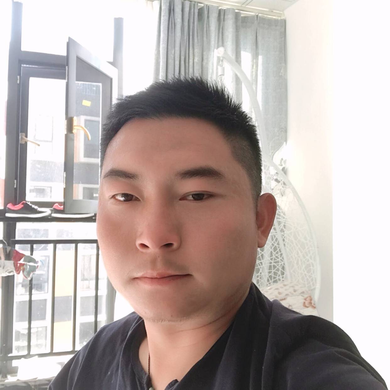 陌殇蹙眉稳重优雅的照片