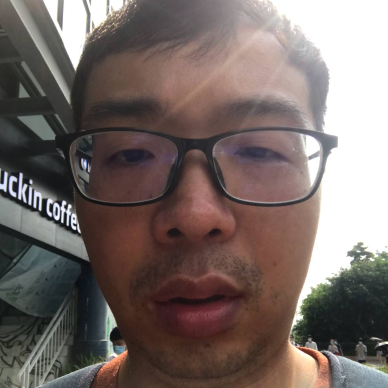 小伙停止斑驳的照片