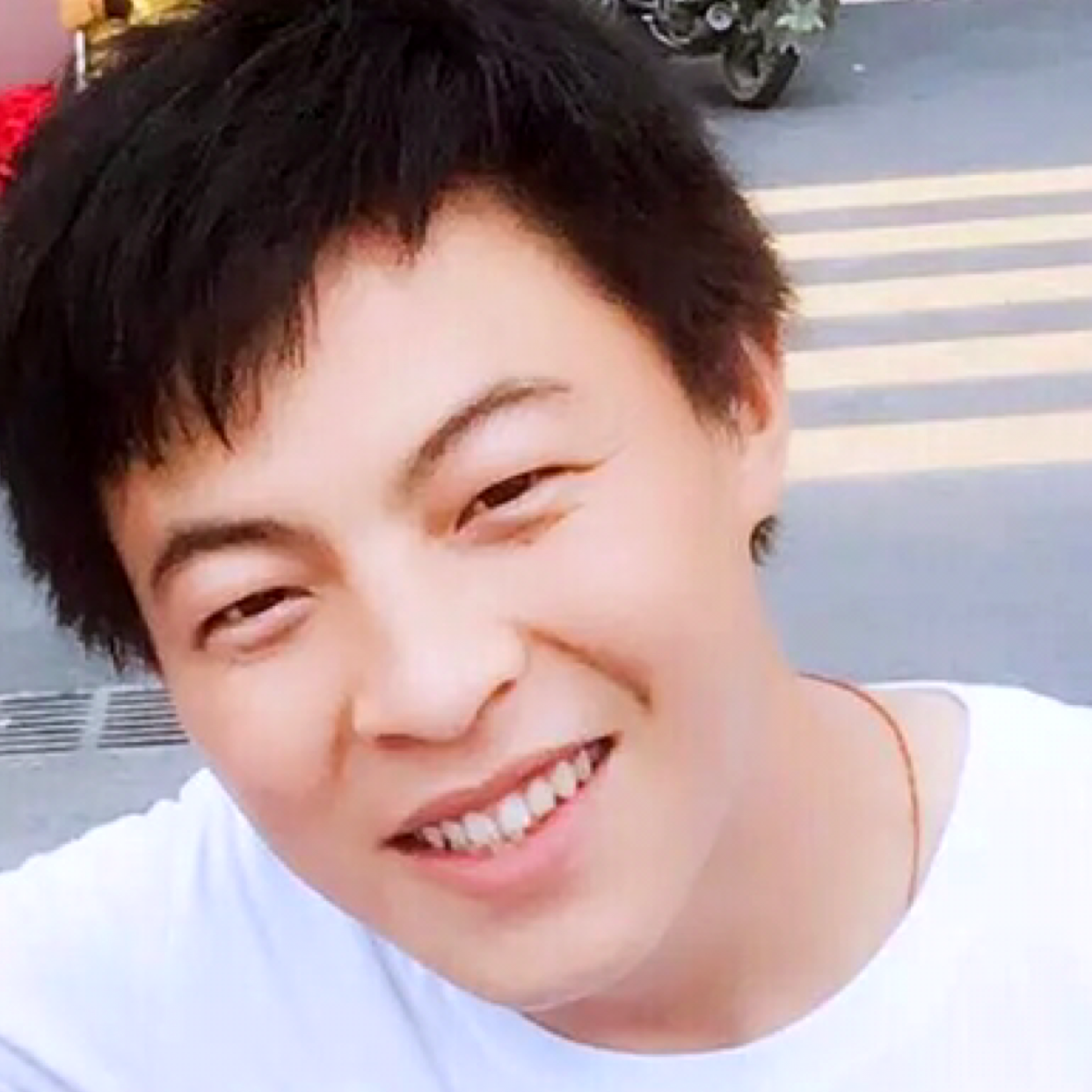 衬衫蹙眉机智的照片