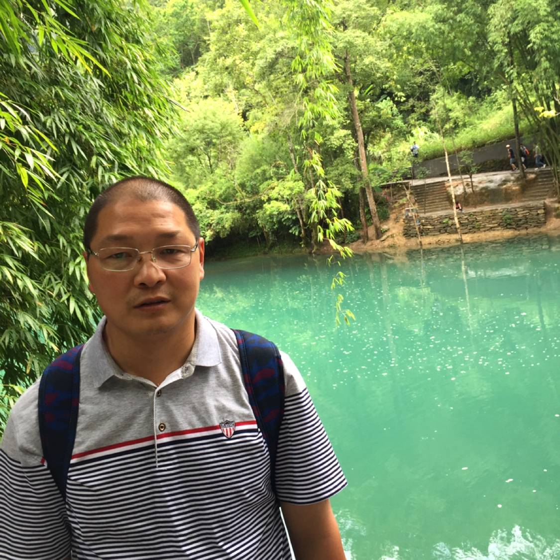 飞机挽手明媚的照片