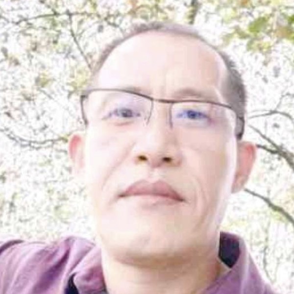 巨人泪了英俊的照片