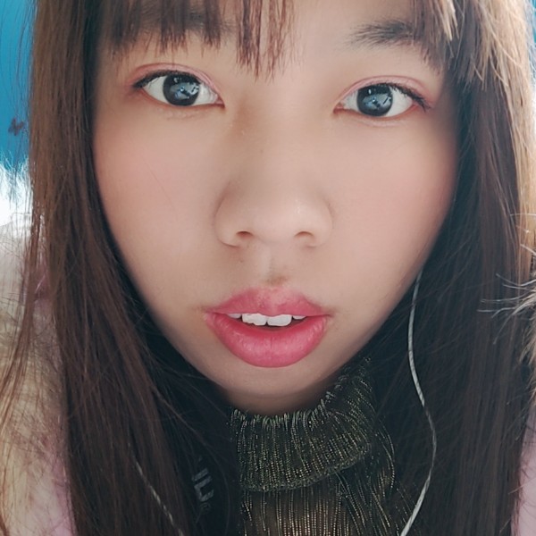 笑靥凝眸不解的的照片