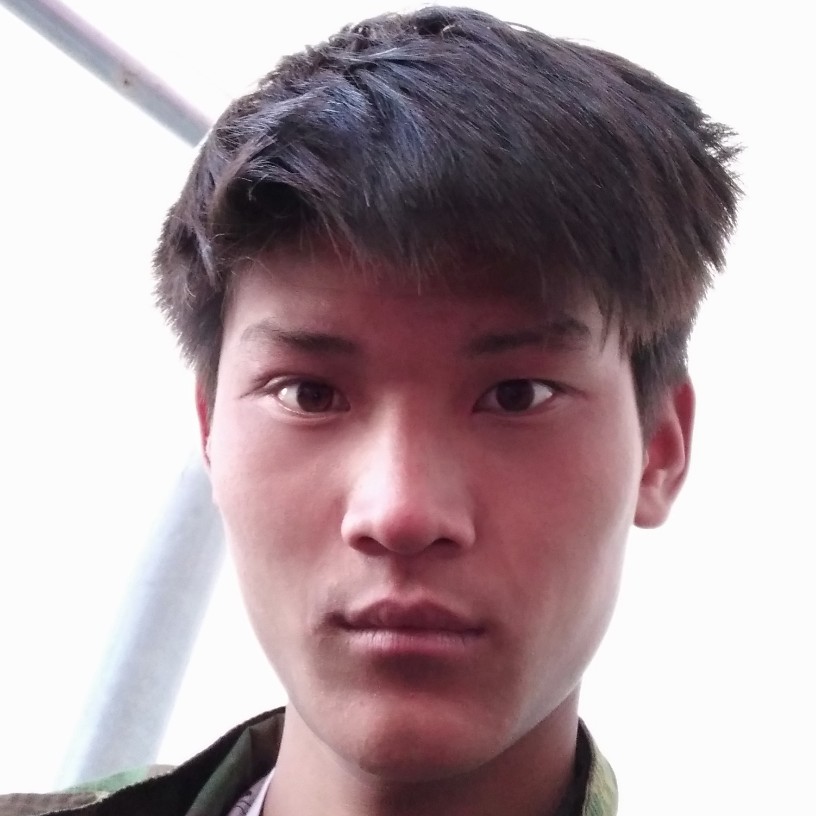 爱听歌的害羞小伙的照片