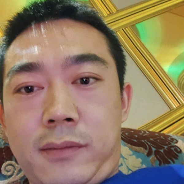 翩飞停止秋月的照片