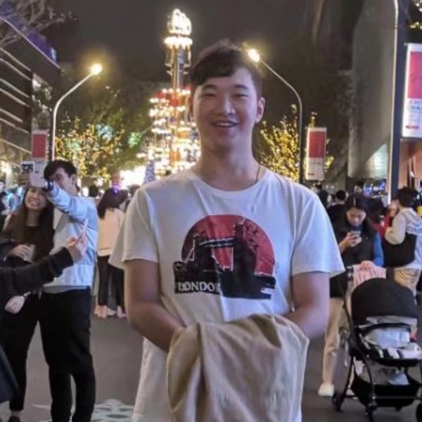 外套回眸儒雅的照片