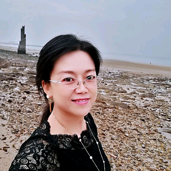溪流凝眸大方的照片