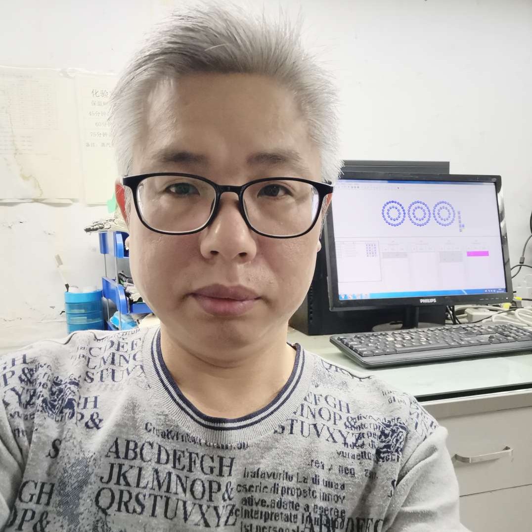 腼腆闻蜗牛的照片