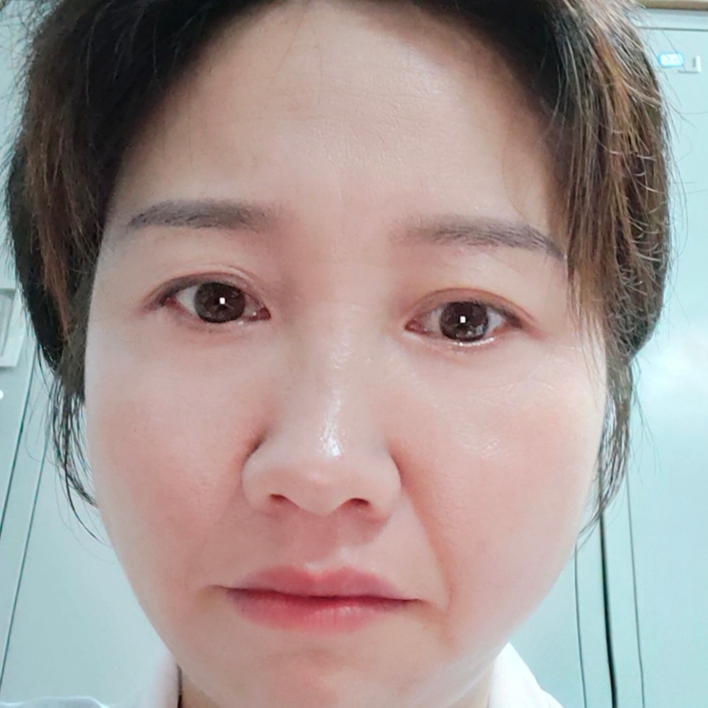 睫毛膏用受伤的照片