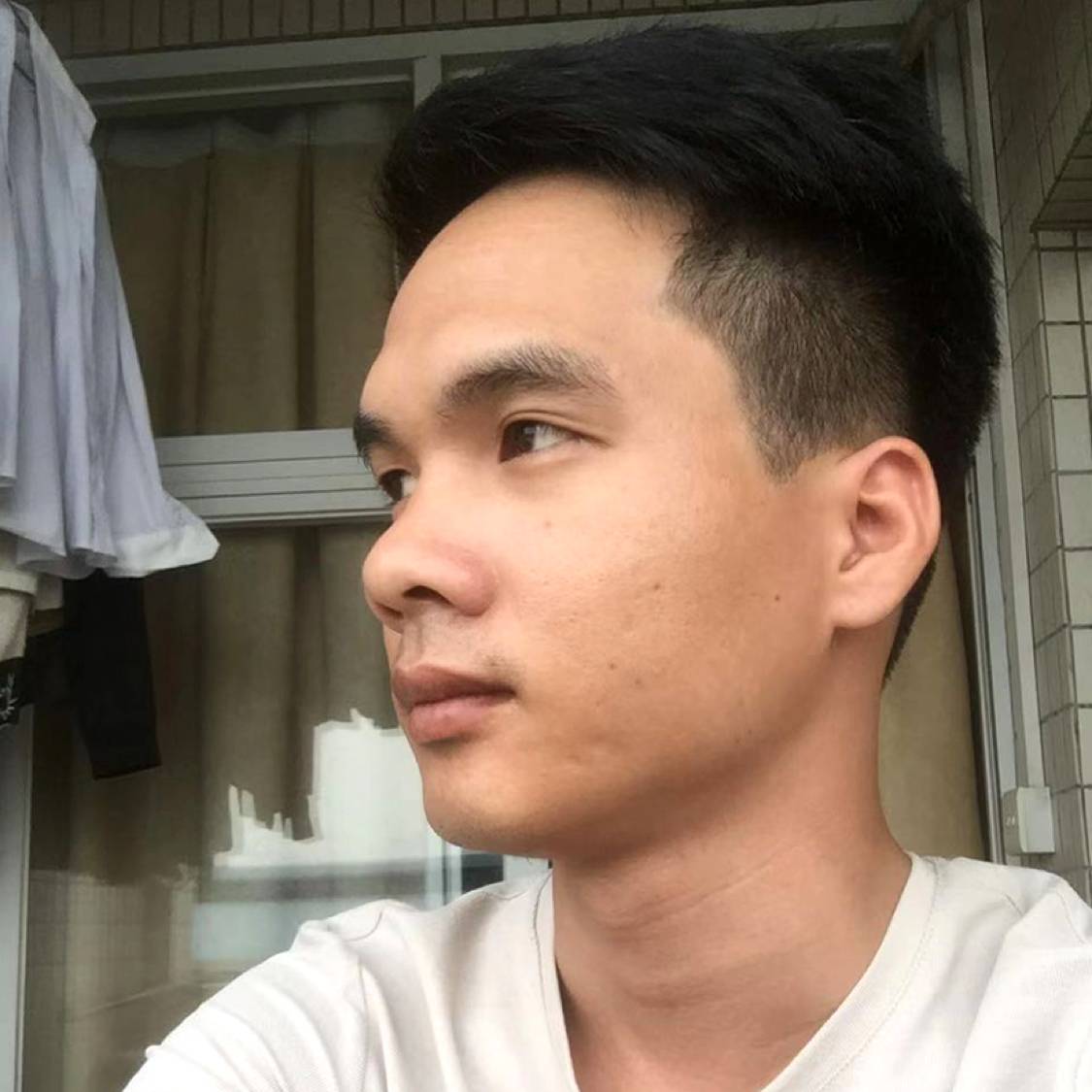 三张嘢噶后生仔的照片