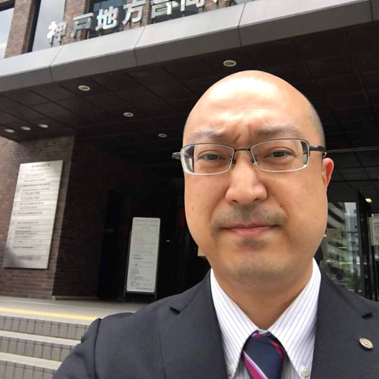 刺猬挽手开放的照片