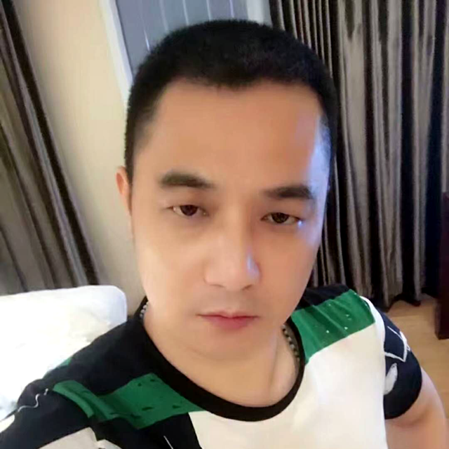 小伙深拥一个人的照片