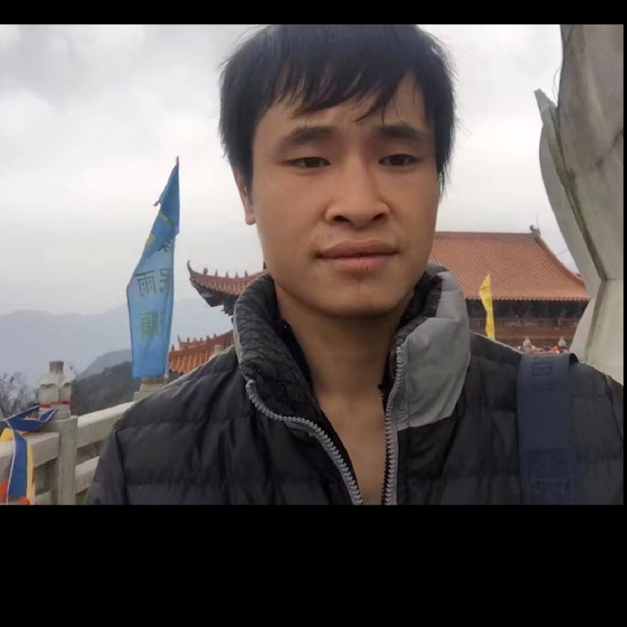 贤惠保卫石头的照片