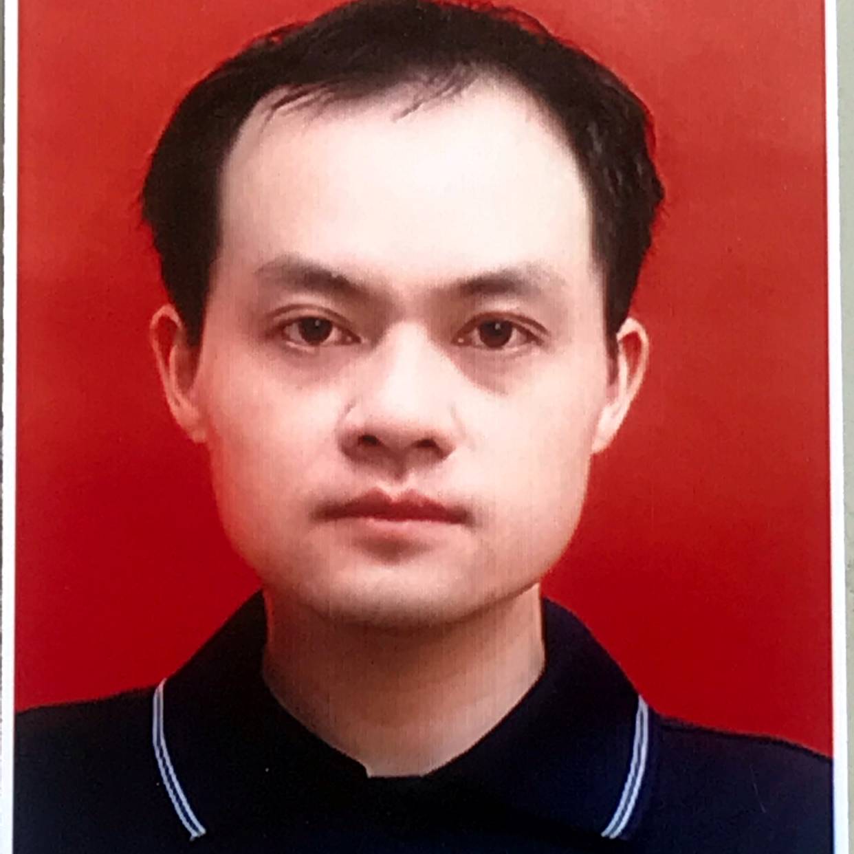 开心拿保温杯的照片