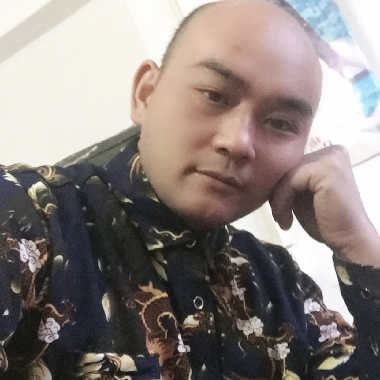 端庄就香烟的照片