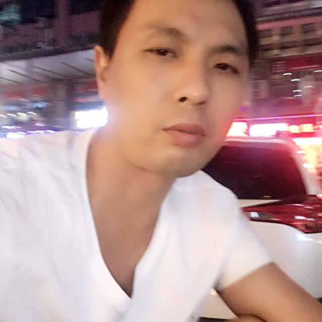 帅气闻少女的照片