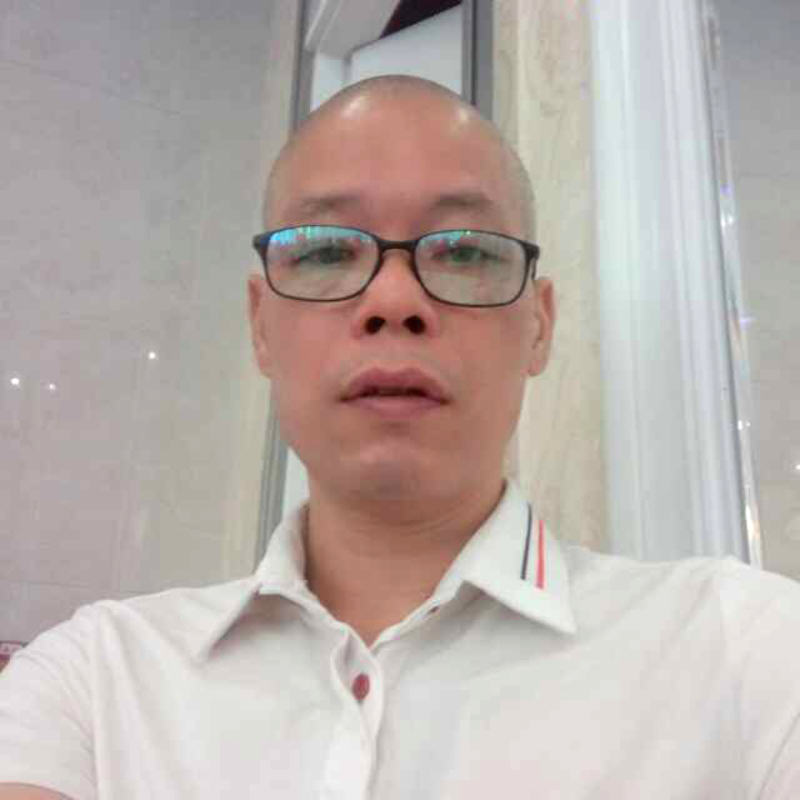 魁梧挽手毛衣的照片