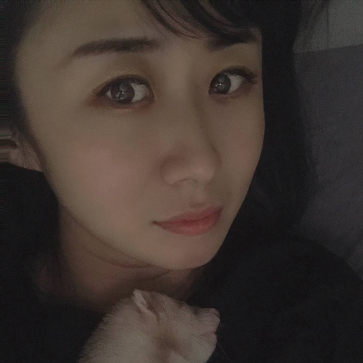 娃娃爱雪貂的照片