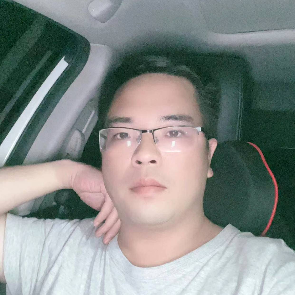 一块腹肌的男人的照片