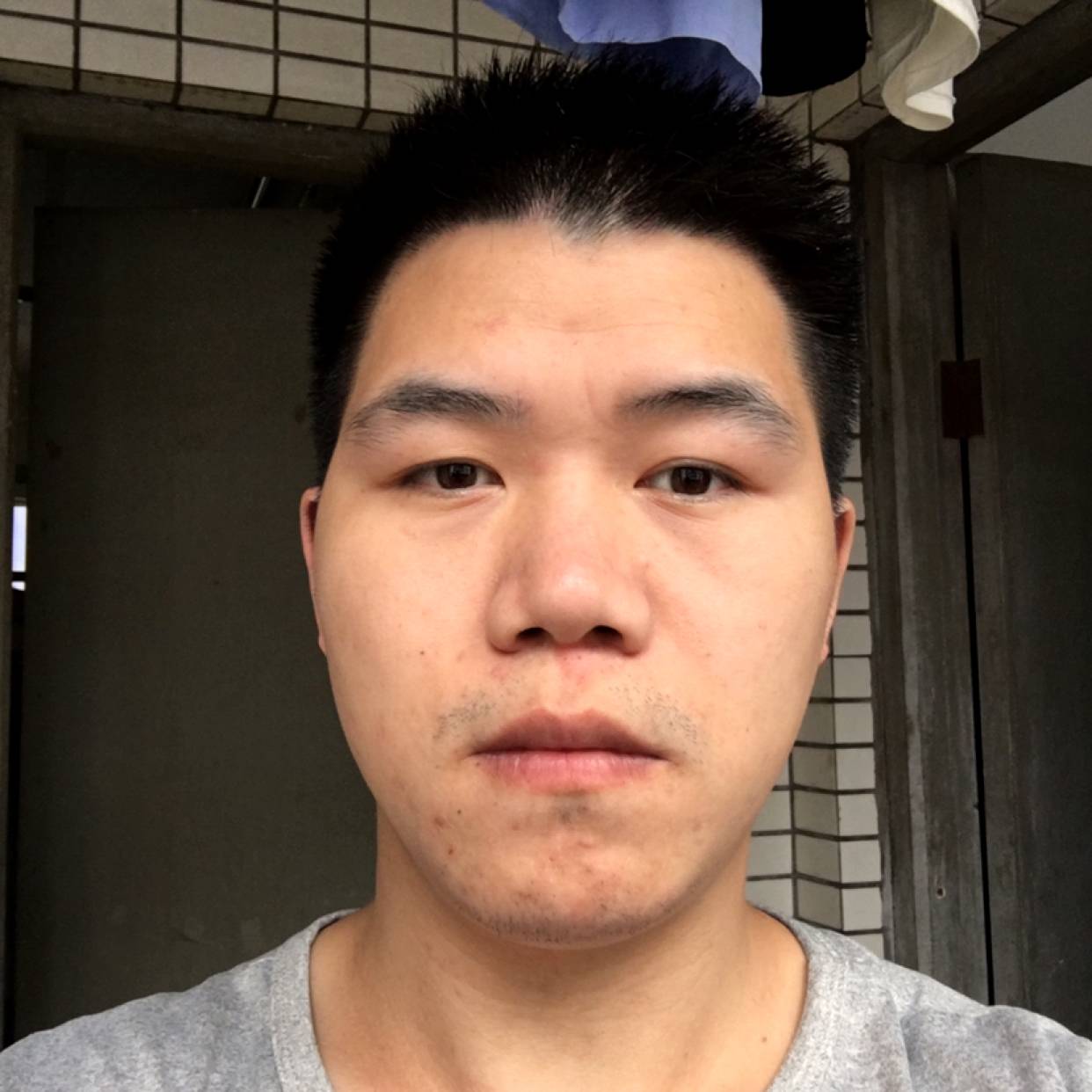 安详拿酸奶的照片