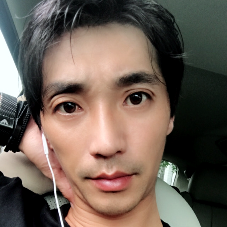 夜被寂寞渲染的照片