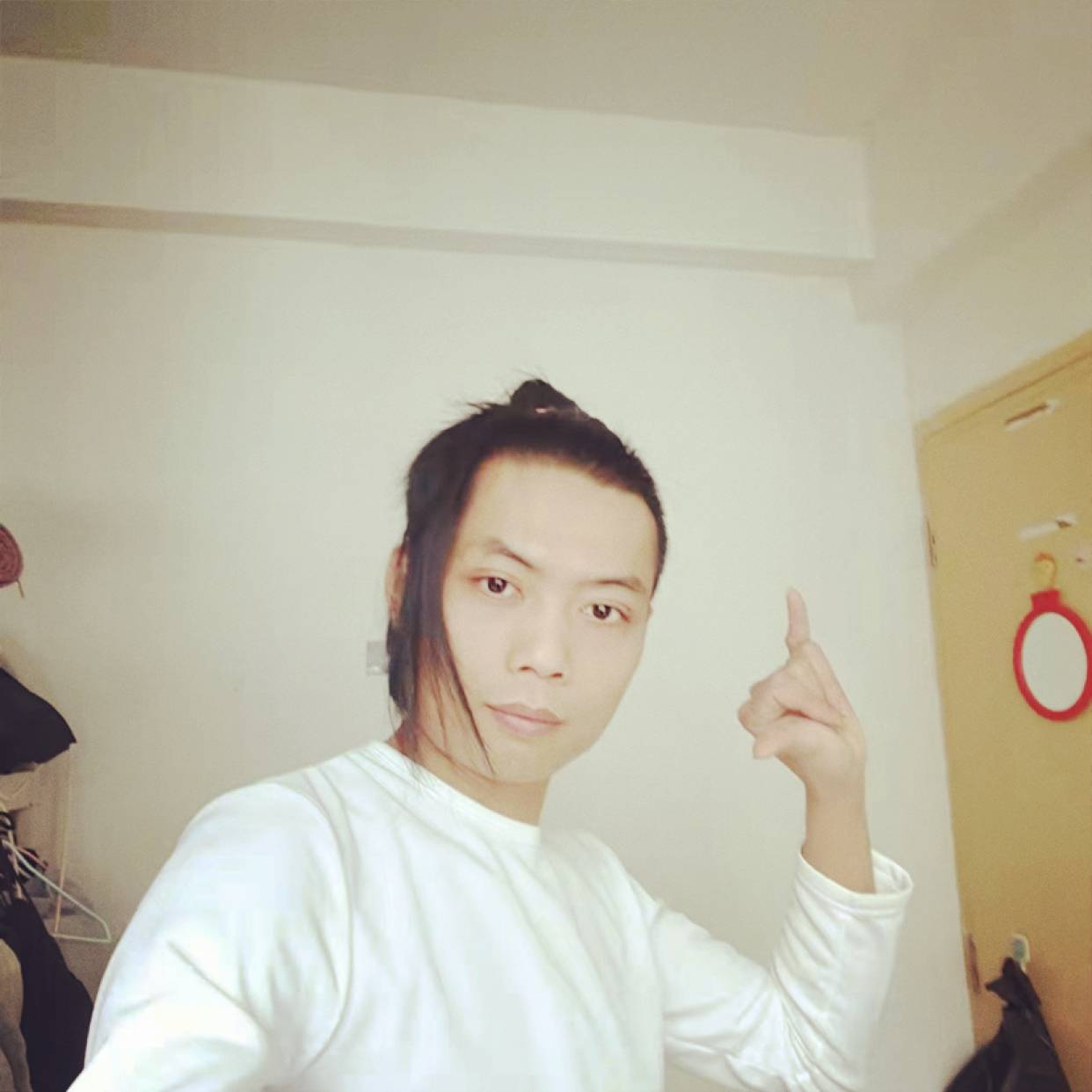 轻风乱翻书的照片