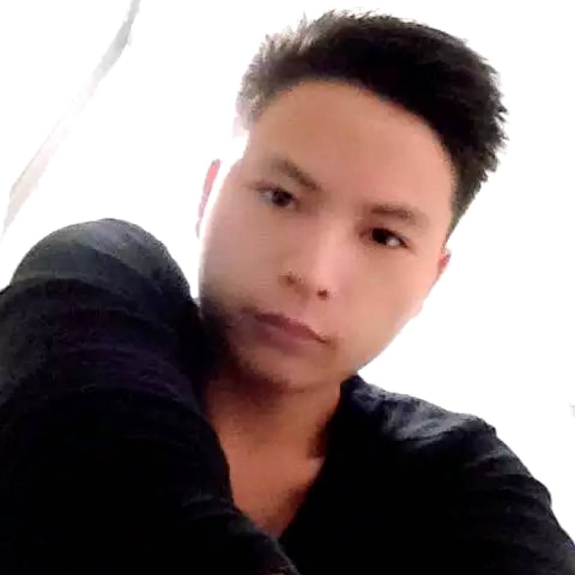 一个人承受风雨的照片