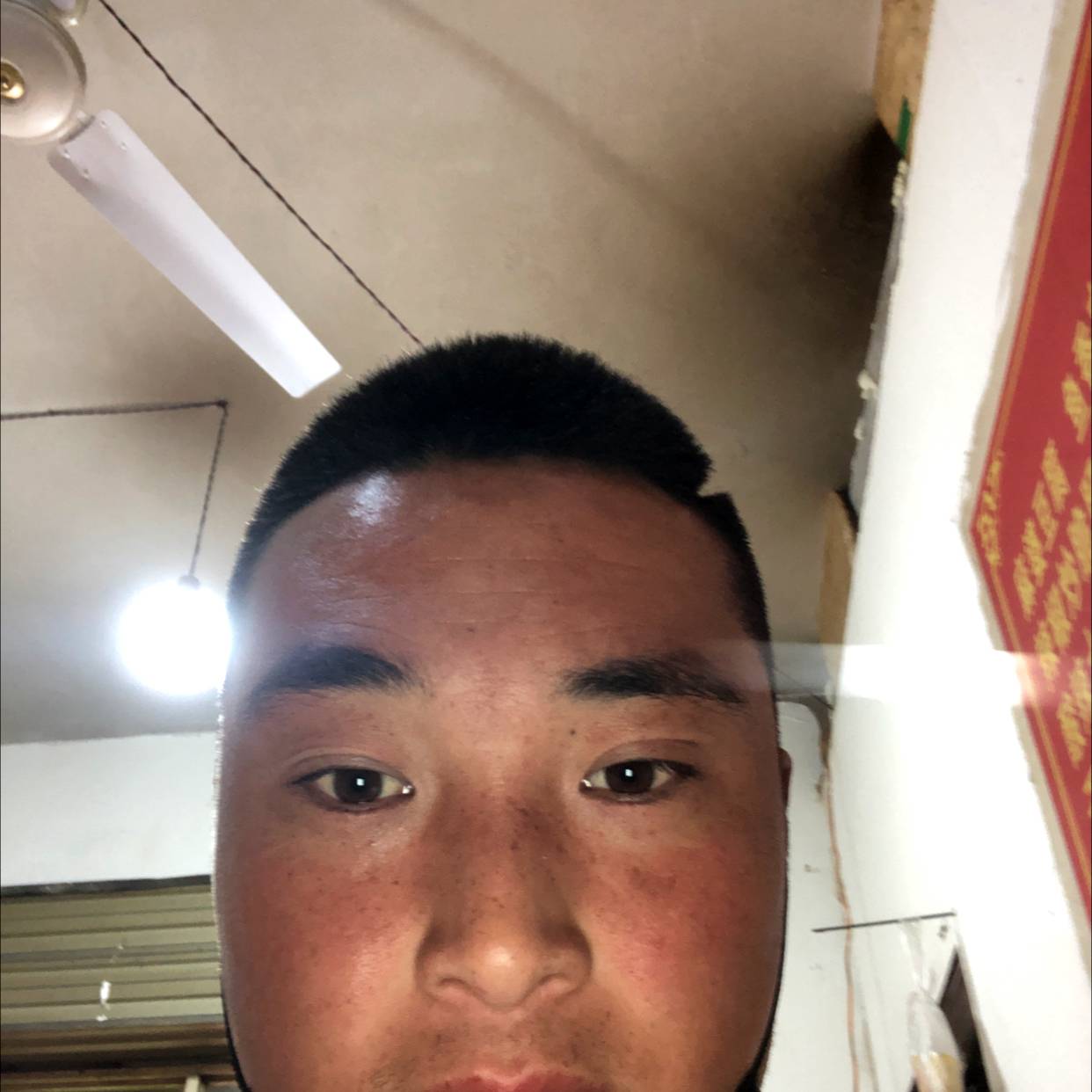 羞涩闻金针菇的照片