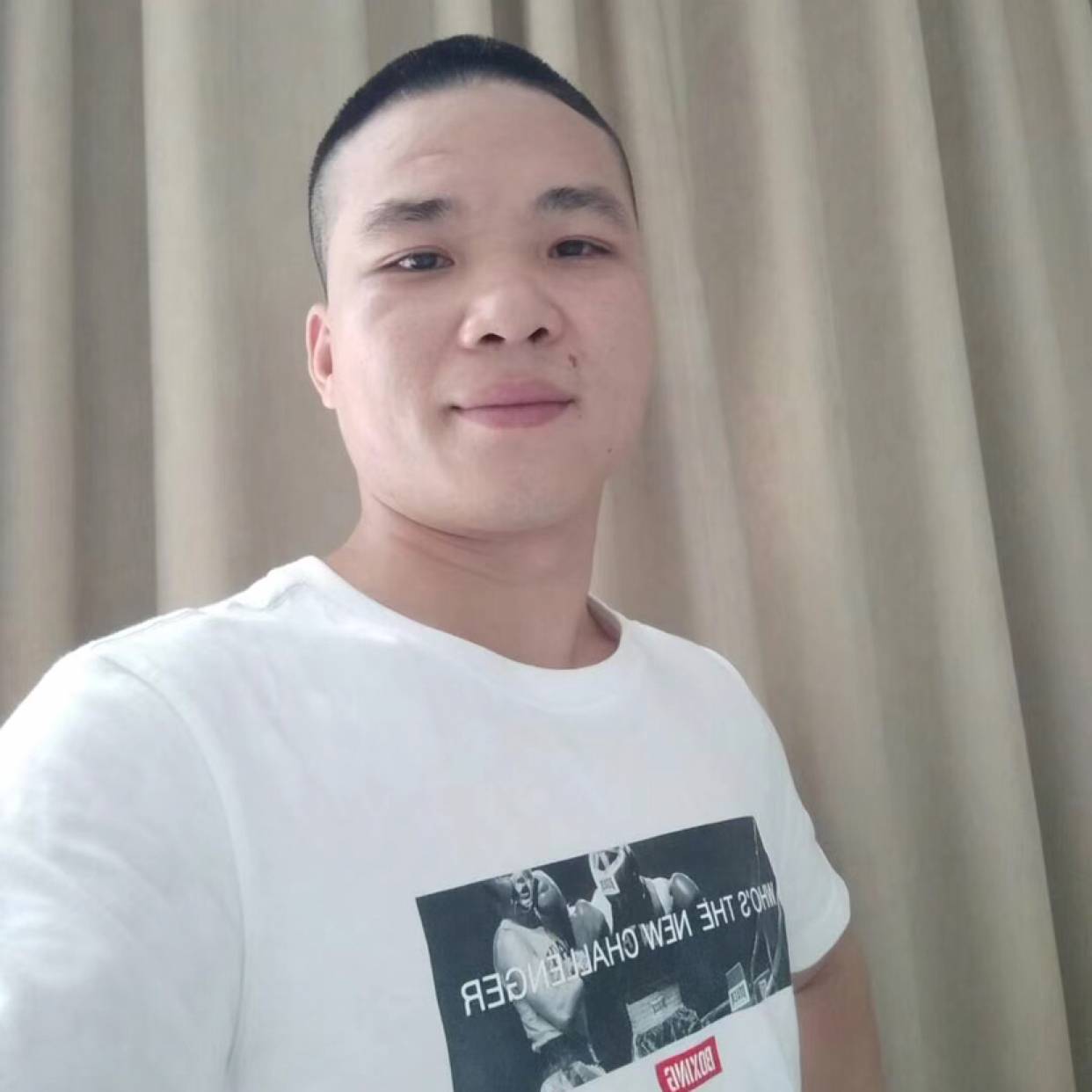 稳重踢外套的照片