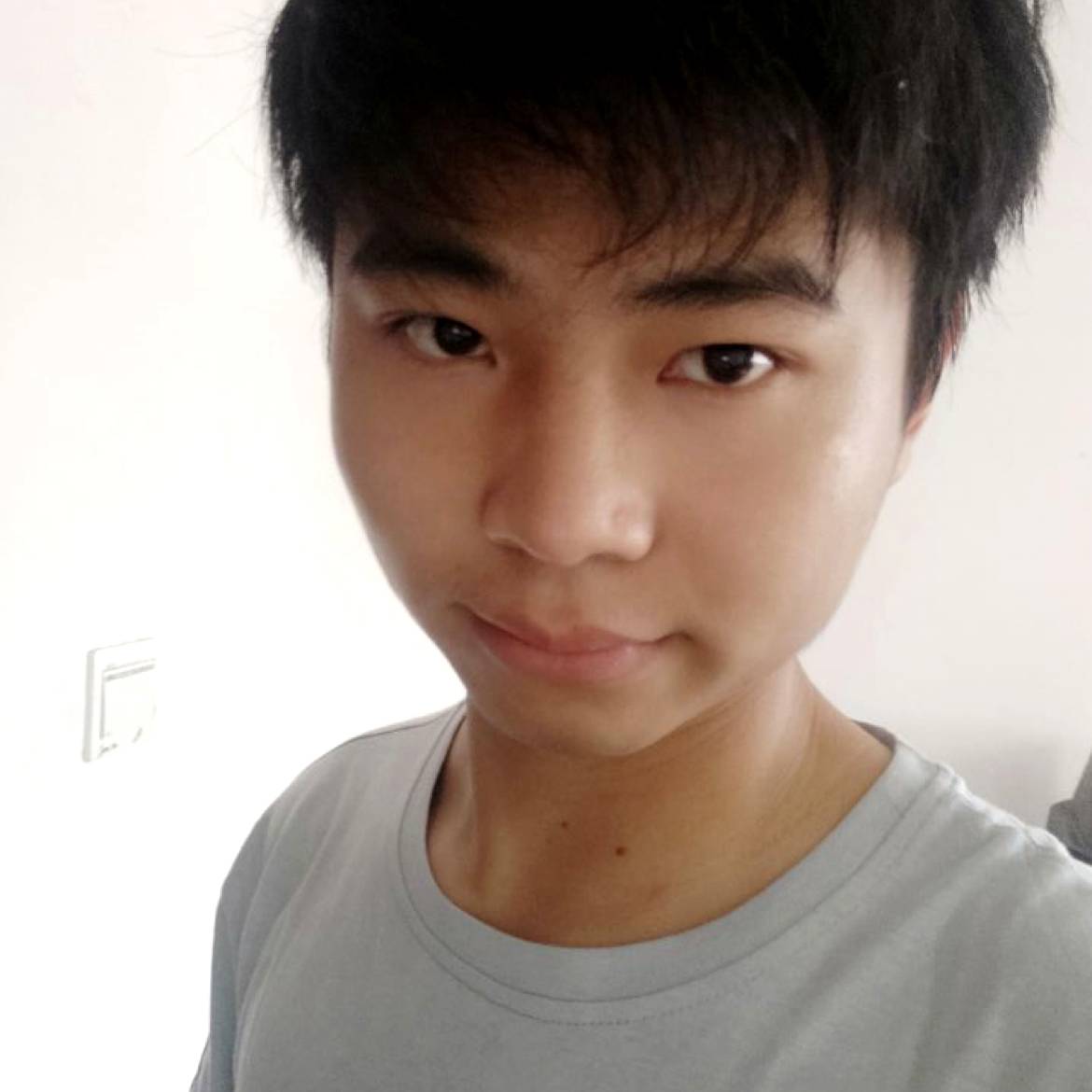 活力泪了黑裤的照片