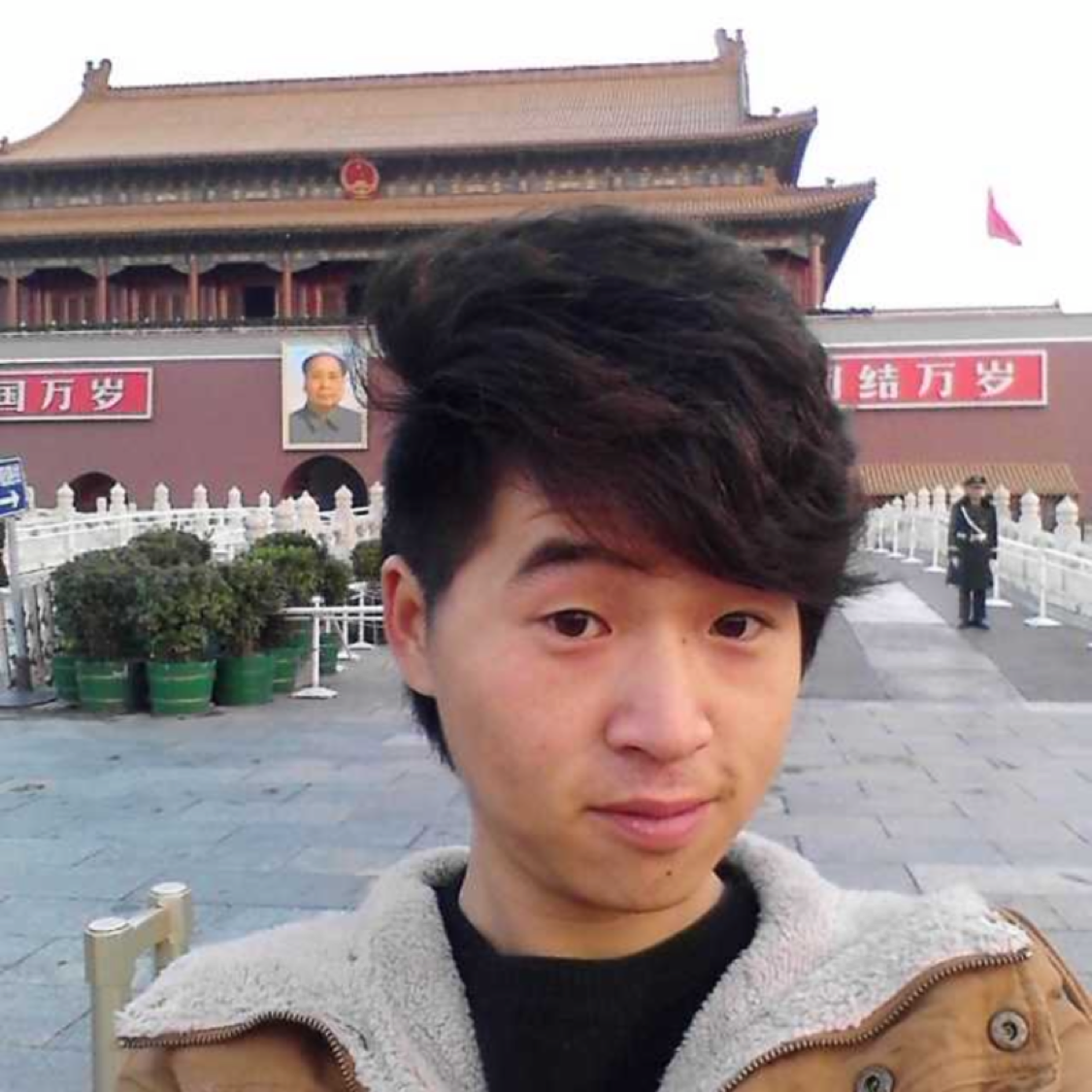 狂风中相拥的照片
