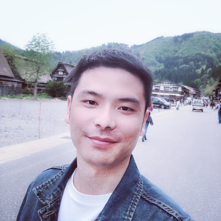 书包打拉长的照片