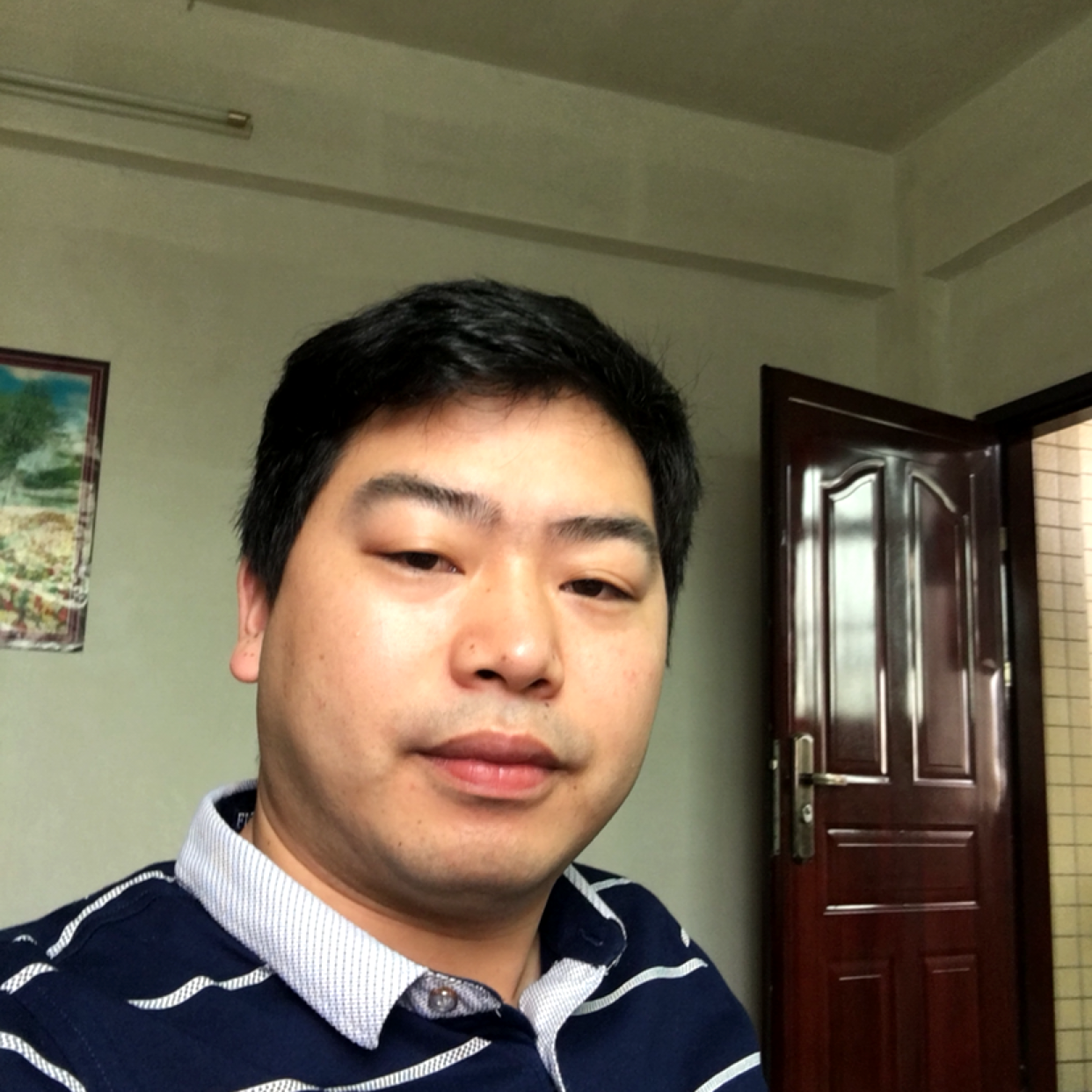 乐观深拥巨人的照片