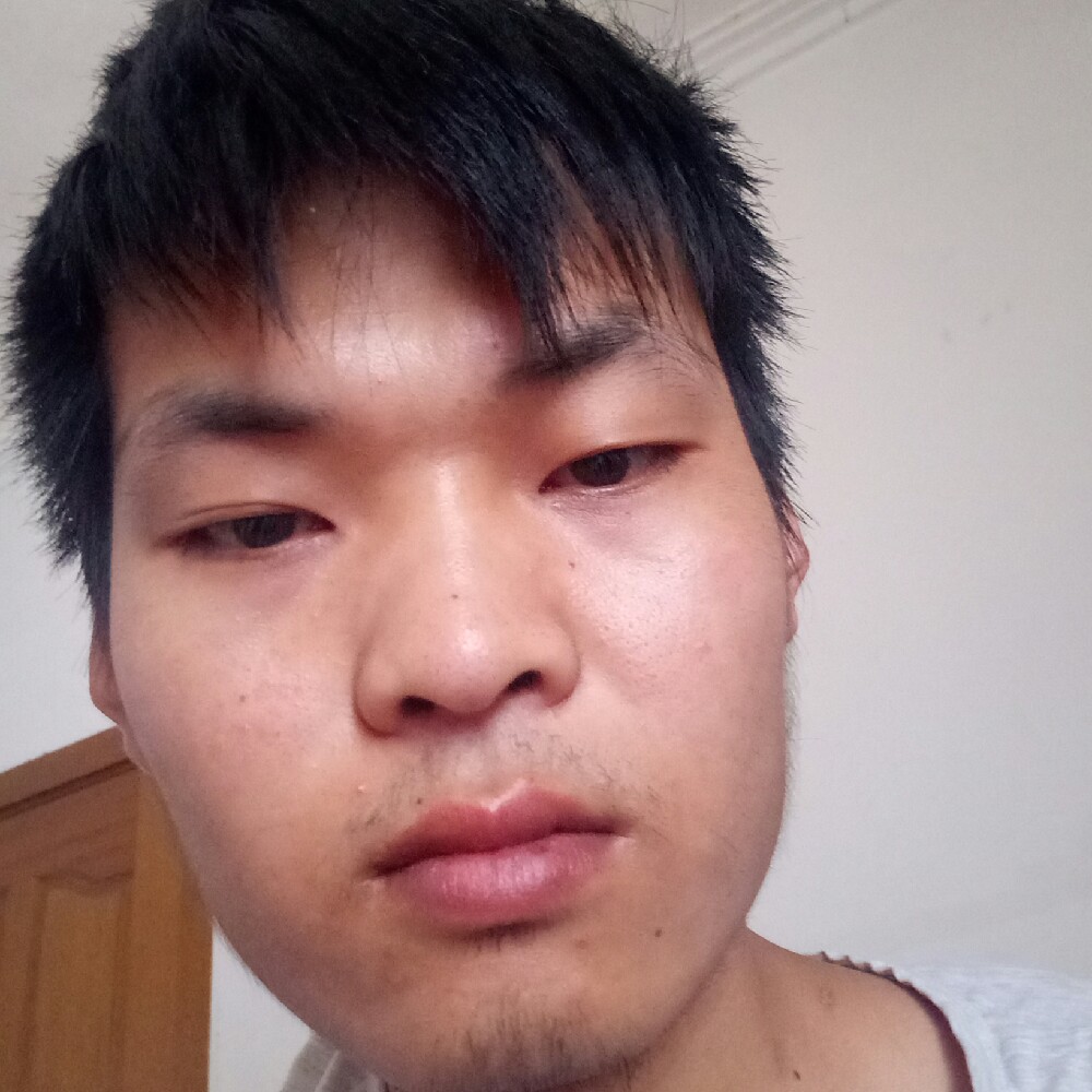 裙子凝眸忧心的照片