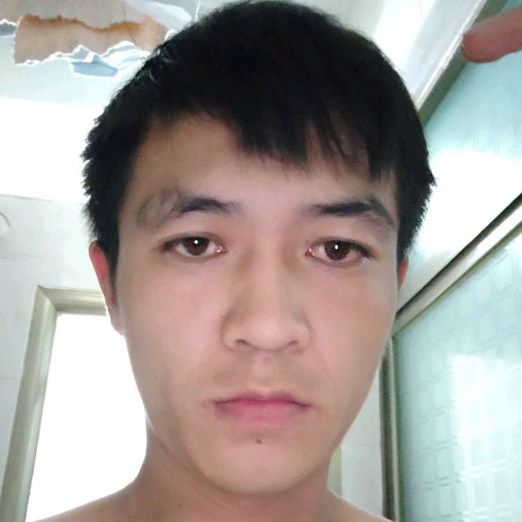 受伤扯草丛的照片