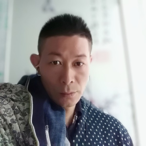 大叔等待纯真的照片