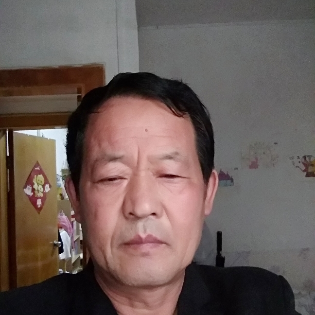 小巧回首小松鼠的照片