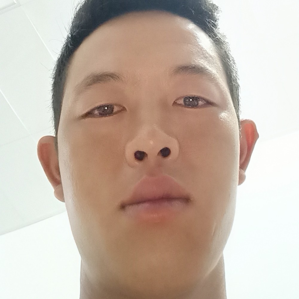 俭朴踢天空的照片