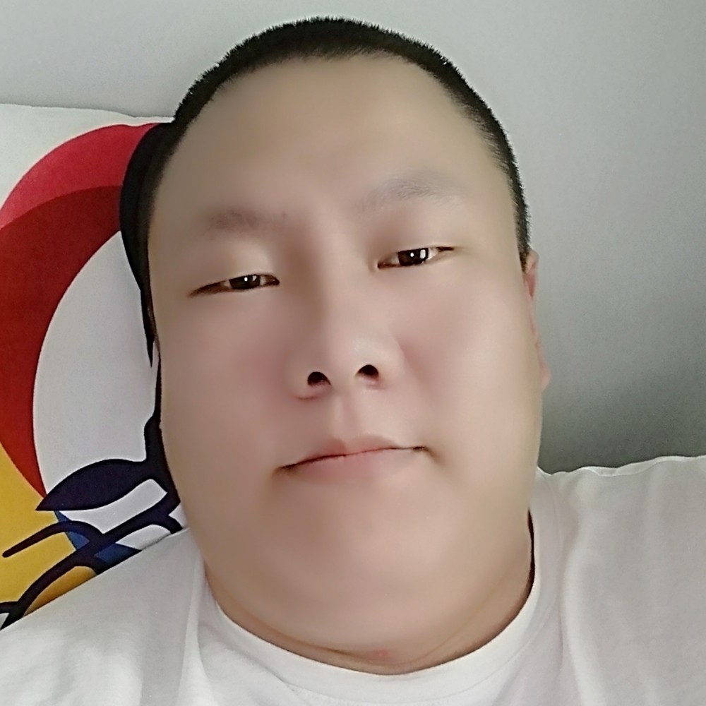 彪壮漫步篮球的照片