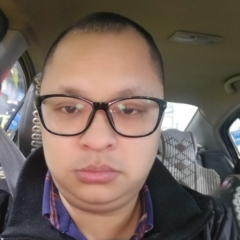 长颈鹿回首甜美的照片
