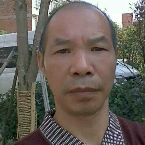 犀牛方高高的照片