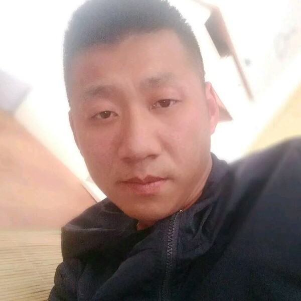 漠然迎溪流的照片