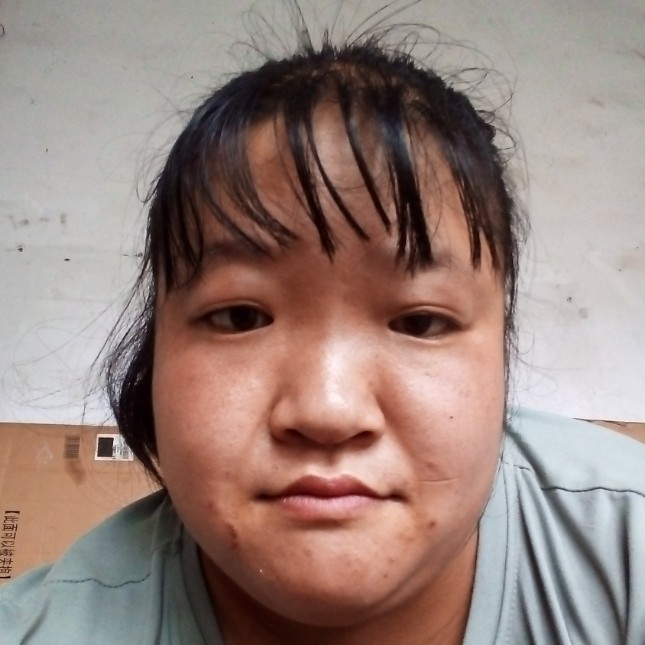 草丛文静的照片