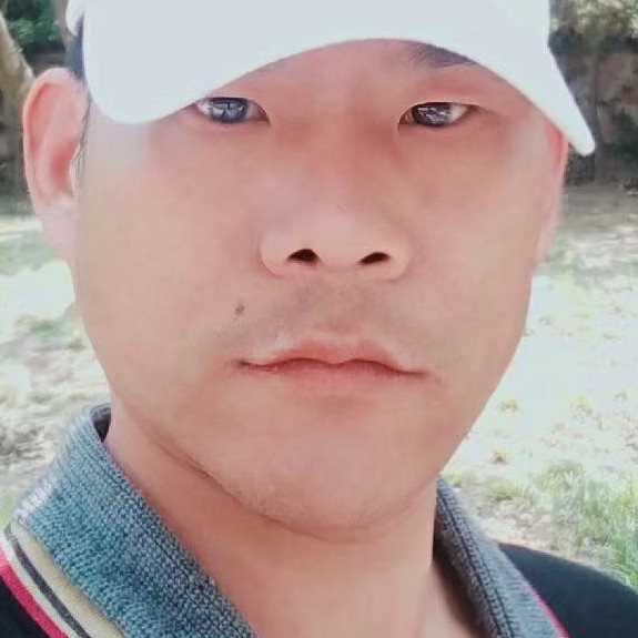 小兔子凝眸忧郁的照片