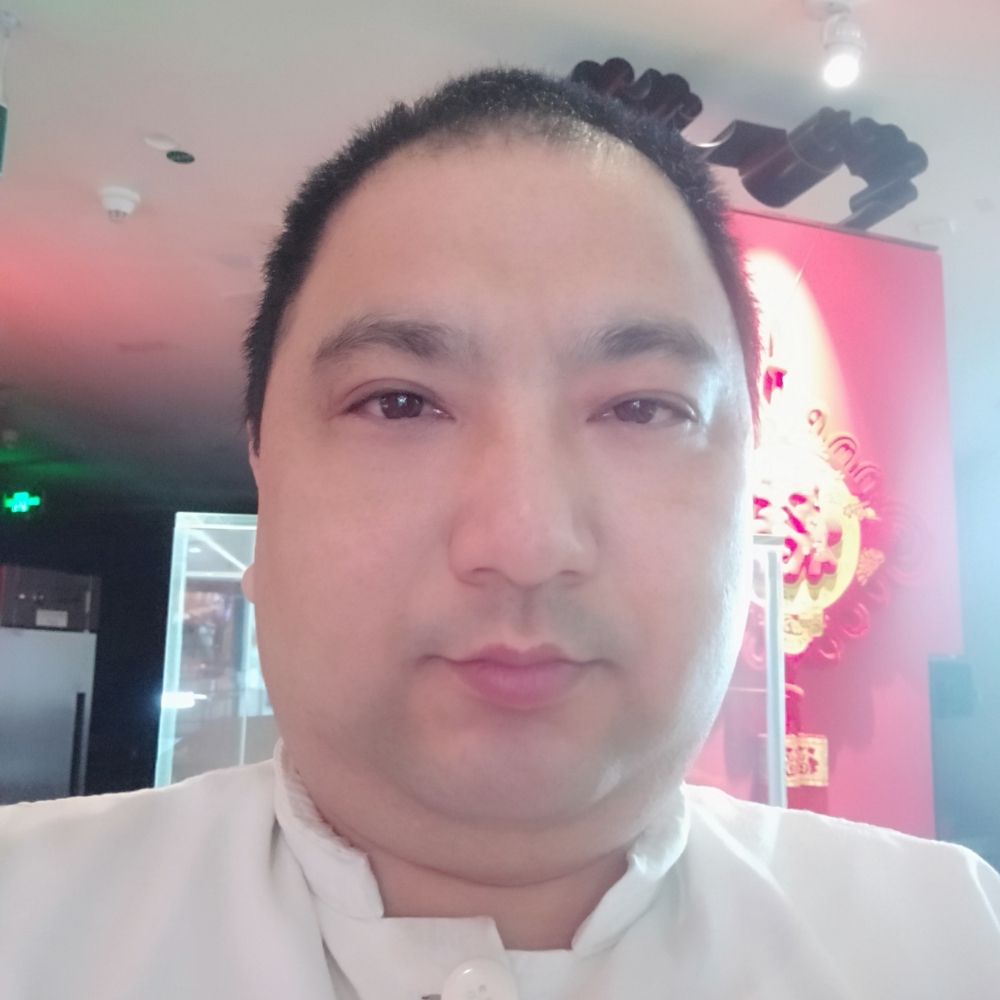 年轻那墨镜的照片