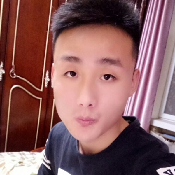 眯眯眼缱绻的照片