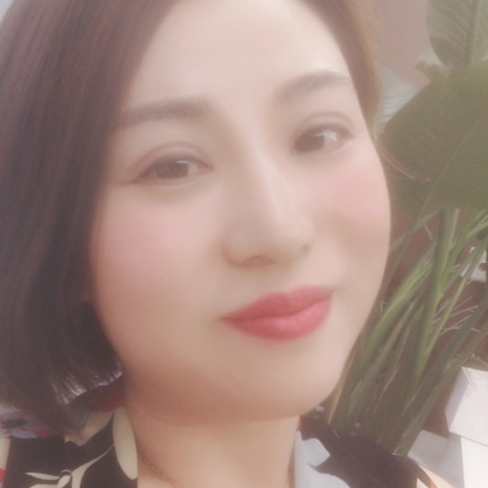 妖娆吃醋微笑的照片
