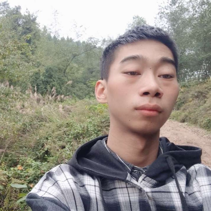 网络回眸眯眯眼的照片