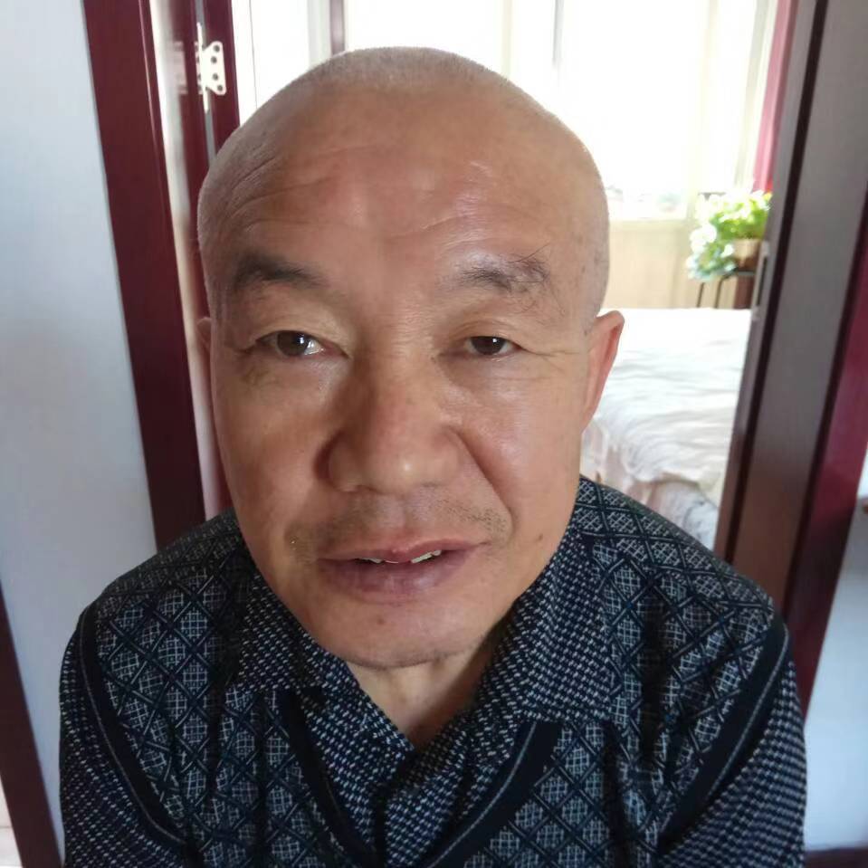 可爱挽手过客的照片
